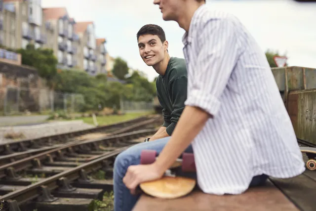 Zwei junge Menschen im echten Gespräch ohne Smartphone